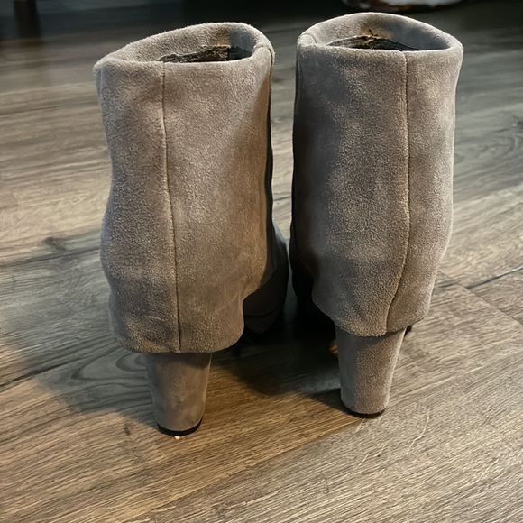 Steve Madden Grey Suede Booties size 8.5 NWOT - Picture 2 of 7